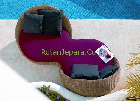 Comfortable-outdoor-daybed-design