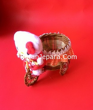 Souvenir-hellokitty-sepeda-anyaman-rotan