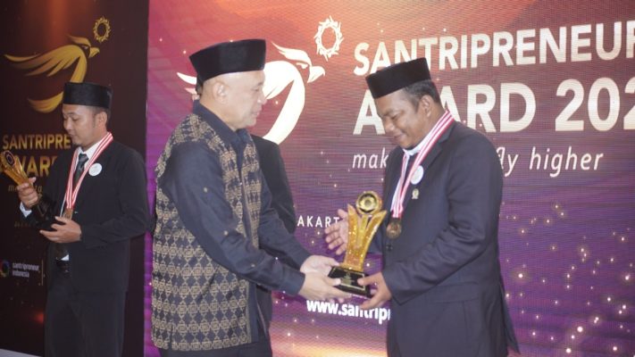 Muhammad Umar Hamdan Owner Rotan Jepara Raih Juara 1 Santripreneur Award 2022