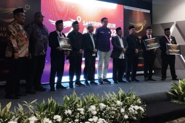 Owner Rotan Jepara Santri dari Jepara, Lumajang dan Bogor Raih Juara 1 Santripreneur Awards 2022