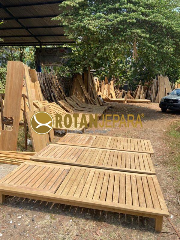 Sun Lounger Teak drying process in the sun to make it drier