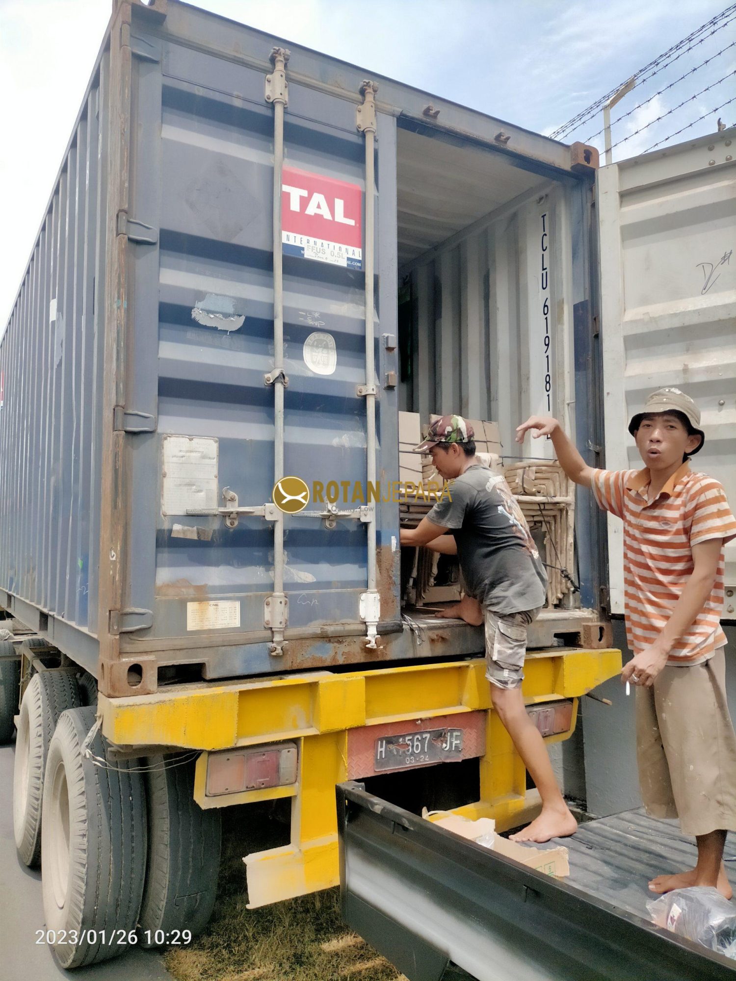 Loading Container Closing to Maldives UAE