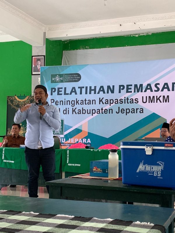 Muhammad Umar Hamdan Owner Rotan Jepara Berbagi Ilmu Pelatihan Pemasaran UMKM NU di Gedung NU Jepara