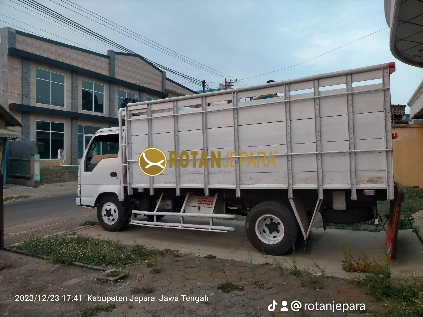 Proses Muat By Truk Expedisi Bali