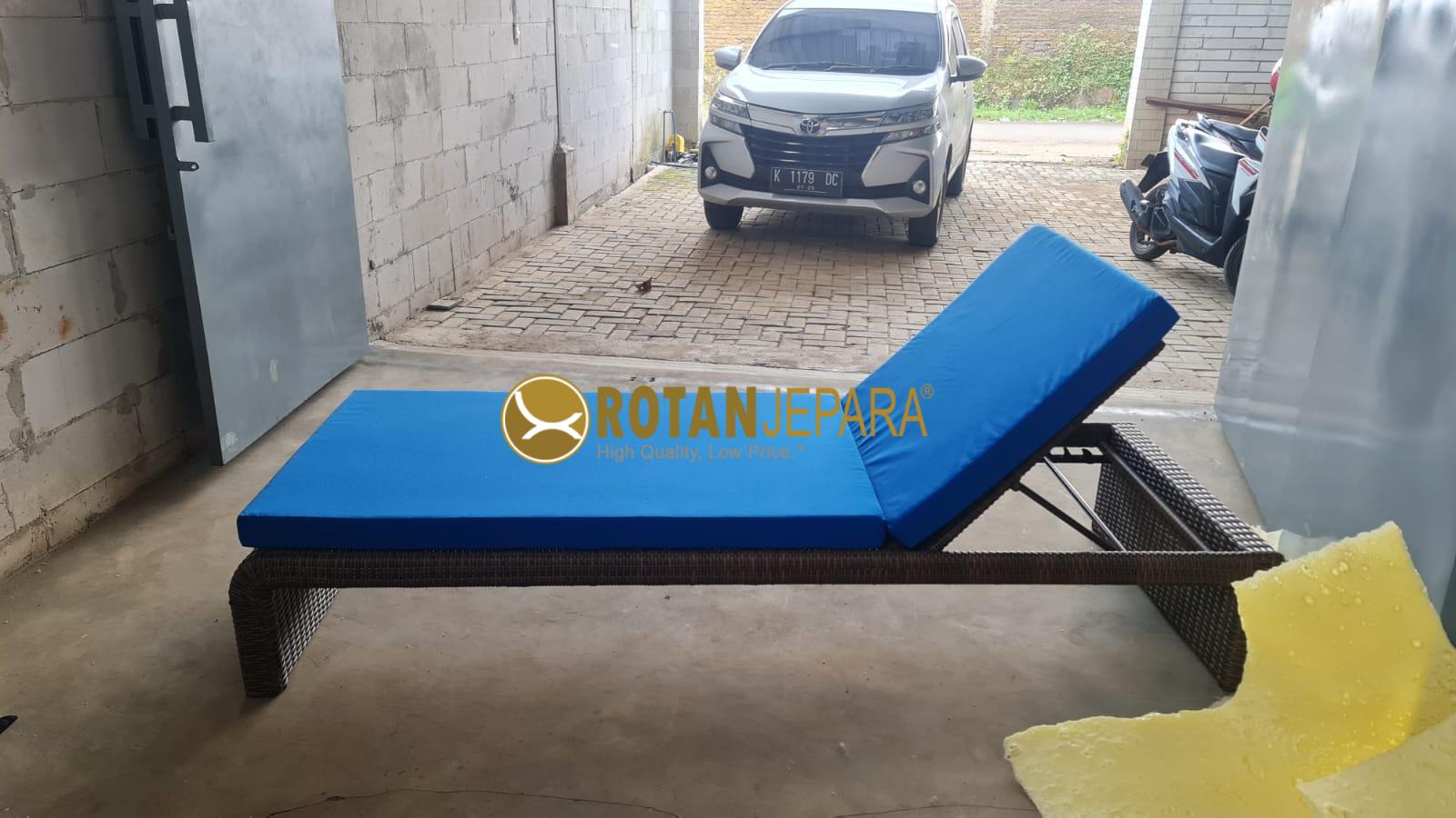 Sun Lounger Rotan Sintetis dengan Cushion Premium – Elegan, Tahan Lama & Nyaman Sun Lounger Rotan Sintetis dengan Cushion Premium – Elegan, Tahan Lama & Nyaman