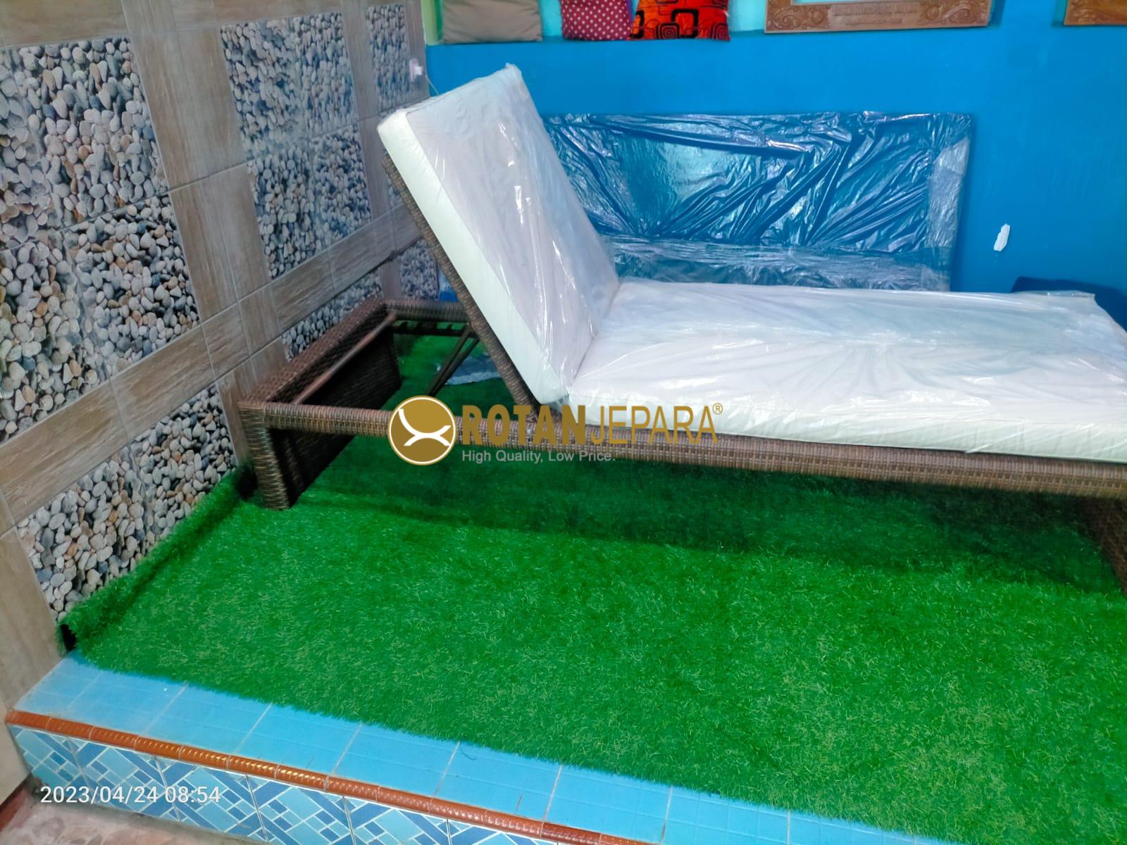Sun Lounger Rotan Sintetis dengan Cushion Premium – Elegan, Tahan Lama & Nyaman Sun Lounger Rotan Sintetis dengan Cushion Premium – Elegan, Tahan Lama & Nyaman