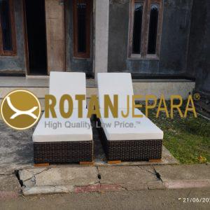 Sun Lounger Rotan Sintetis dengan Cushion Premium – Elegan, Tahan Lama & Nyaman