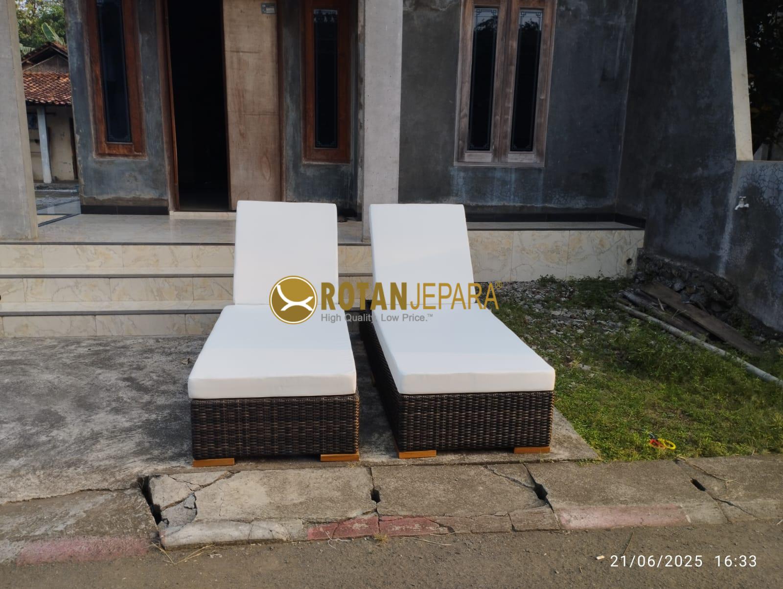 Sun Lounger Rotan Sintetis dengan Cushion Premium – Elegan, Tahan Lama & Nyaman Sun Lounger Rotan Sintetis dengan Cushion Premium – Elegan, Tahan Lama & Nyaman