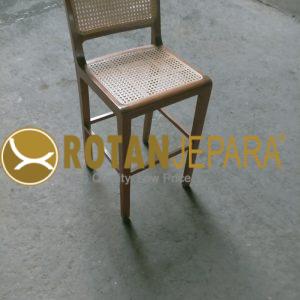 Kursi Bar Kayu Jati dengan Anyaman Rotan – Elegan, Nyaman, dan Tahan Lama untuk Indoor & Semi Outdoor