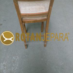 Kursi Bar Kayu Jati dengan Anyaman Rotan – Elegan, Nyaman, dan Tahan Lama untuk Indoor & Semi Outdoor