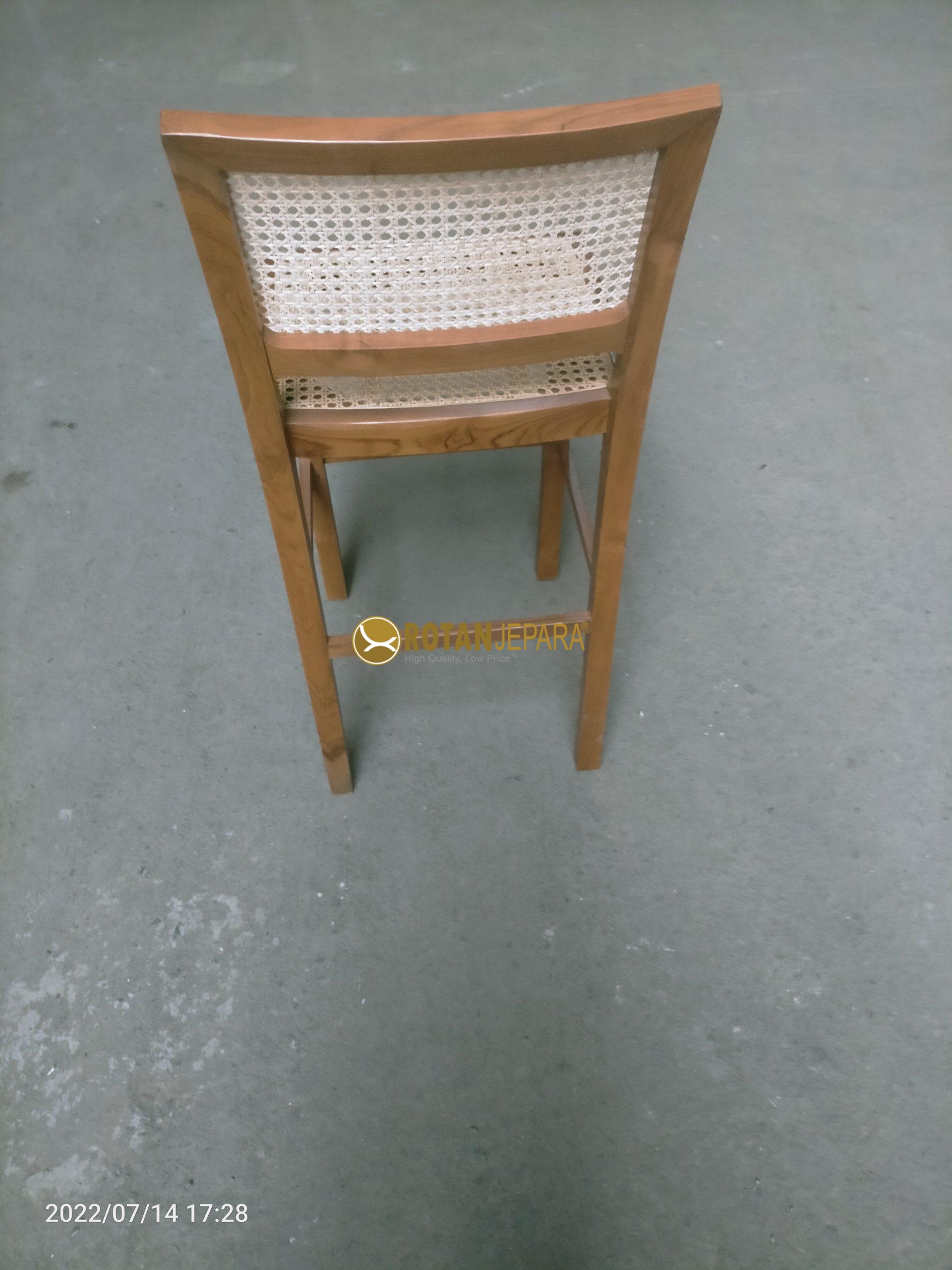 oppo_1058Kursi Bar Kayu Jati dengan Anyaman Rotan – Elegan, Nyaman, dan Tahan Lama untuk Indoor & Semi Outdoor Kursi Bar Kayu Jati dengan Anyaman Rotan – Elegan, Nyaman, dan Tahan Lama untuk Indoor & Semi Outdoor