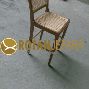 Kursi Bar Kayu Jati dengan Anyaman Rotan – Elegan, Nyaman, dan Tahan Lama untuk Indoor & Semi Outdoor