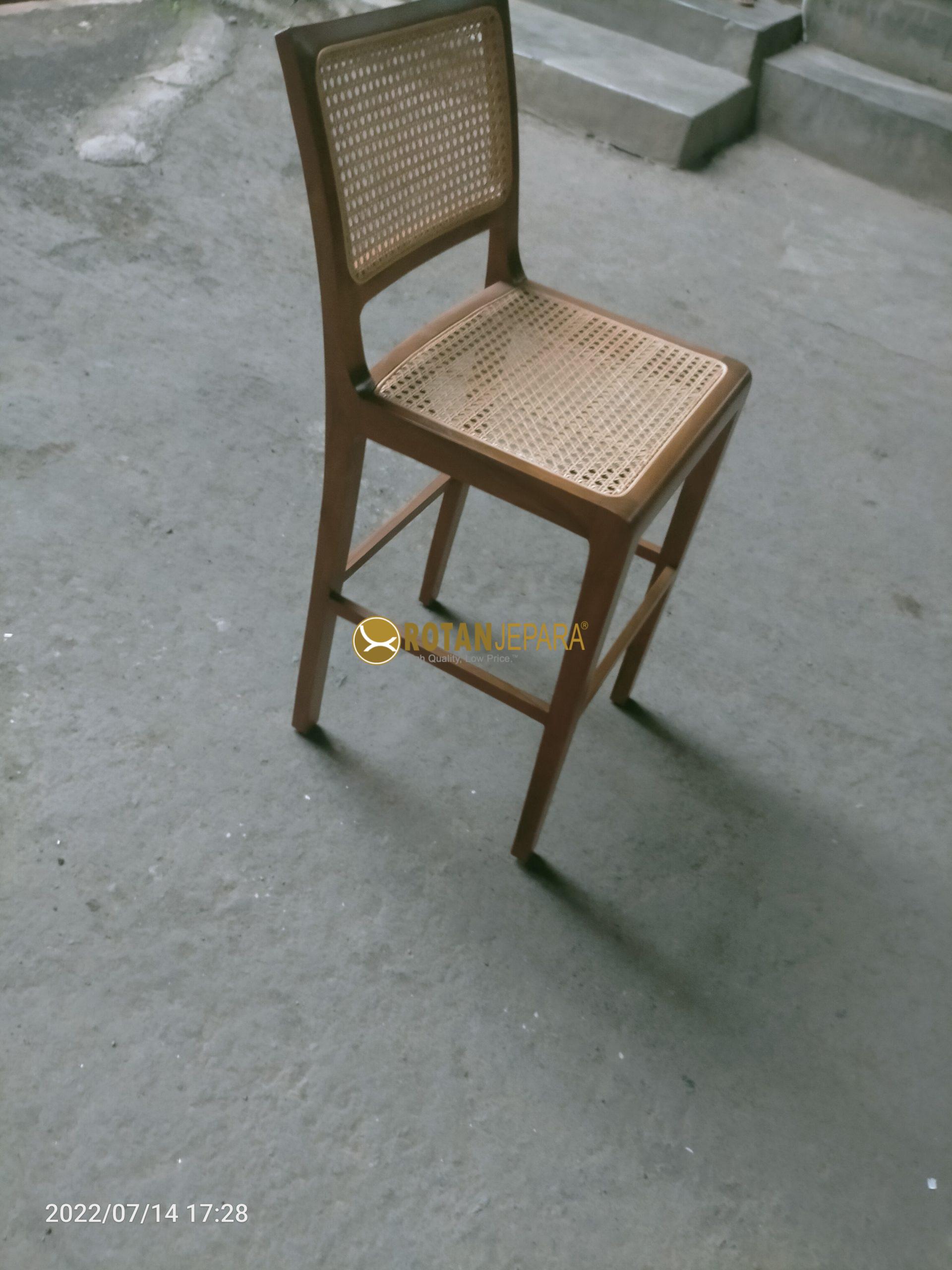 Kursi Bar Kayu Jati dengan Anyaman Rotan – Elegan, Nyaman, dan Tahan Lama untuk Indoor & Semi Outdoor Kursi Bar Kayu Jati dengan Anyaman Rotan – Elegan, Nyaman, dan Tahan Lama untuk Indoor & Semi Outdoor