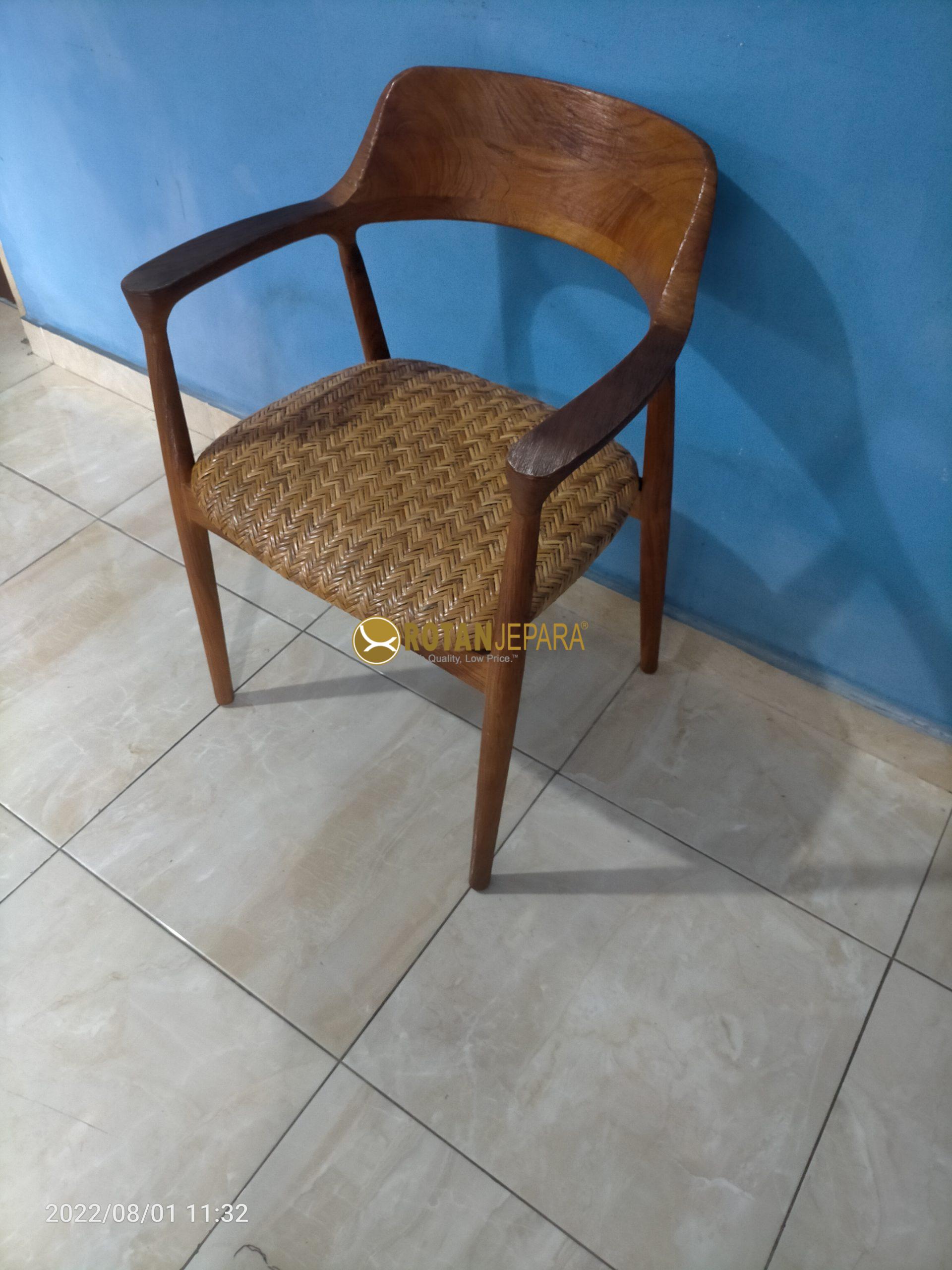Kursi Anyaman Rotan & Kayu Jati – Elegan, Tahan Lama, dan Nyaman Kursi Anyaman Rotan & Kayu Jati – Elegan, Tahan Lama, dan Nyaman