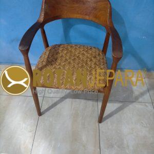 Kursi Anyaman Rotan & Kayu Jati – Elegan, Tahan Lama, dan Nyaman