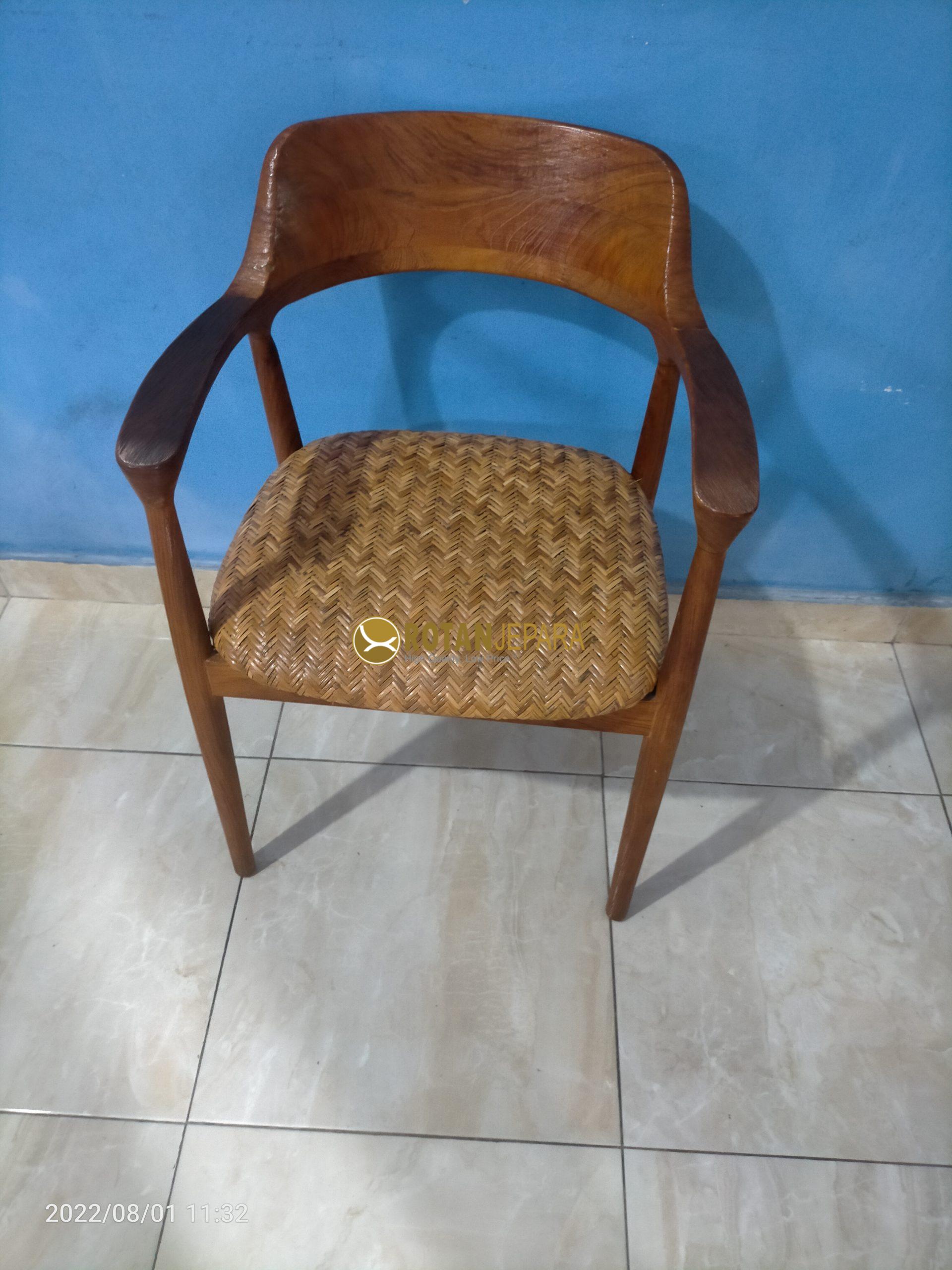 Kursi Anyaman Rotan & Kayu Jati – Elegan, Tahan Lama, dan Nyaman