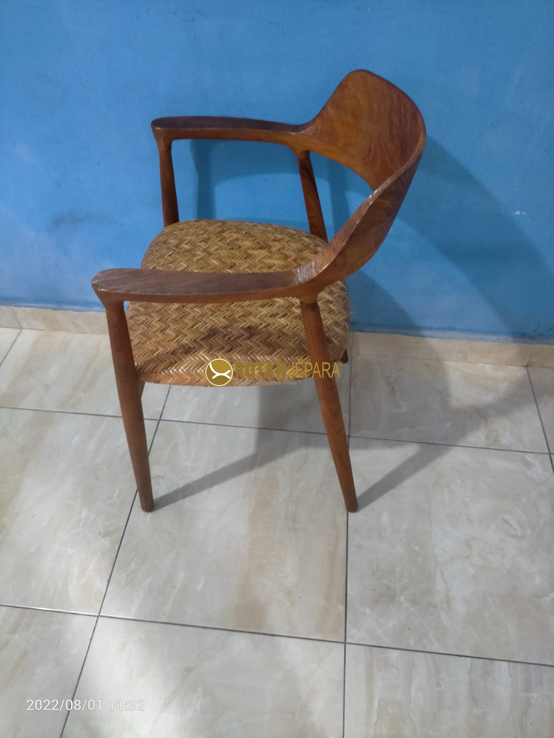 Kursi Anyaman Rotan & Kayu Jati – Elegan, Tahan Lama, dan Nyaman Kursi Anyaman Rotan & Kayu Jati – Elegan, Tahan Lama, dan Nyaman