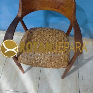 Kursi Anyaman Rotan & Kayu Jati – Elegan, Tahan Lama, dan Nyaman