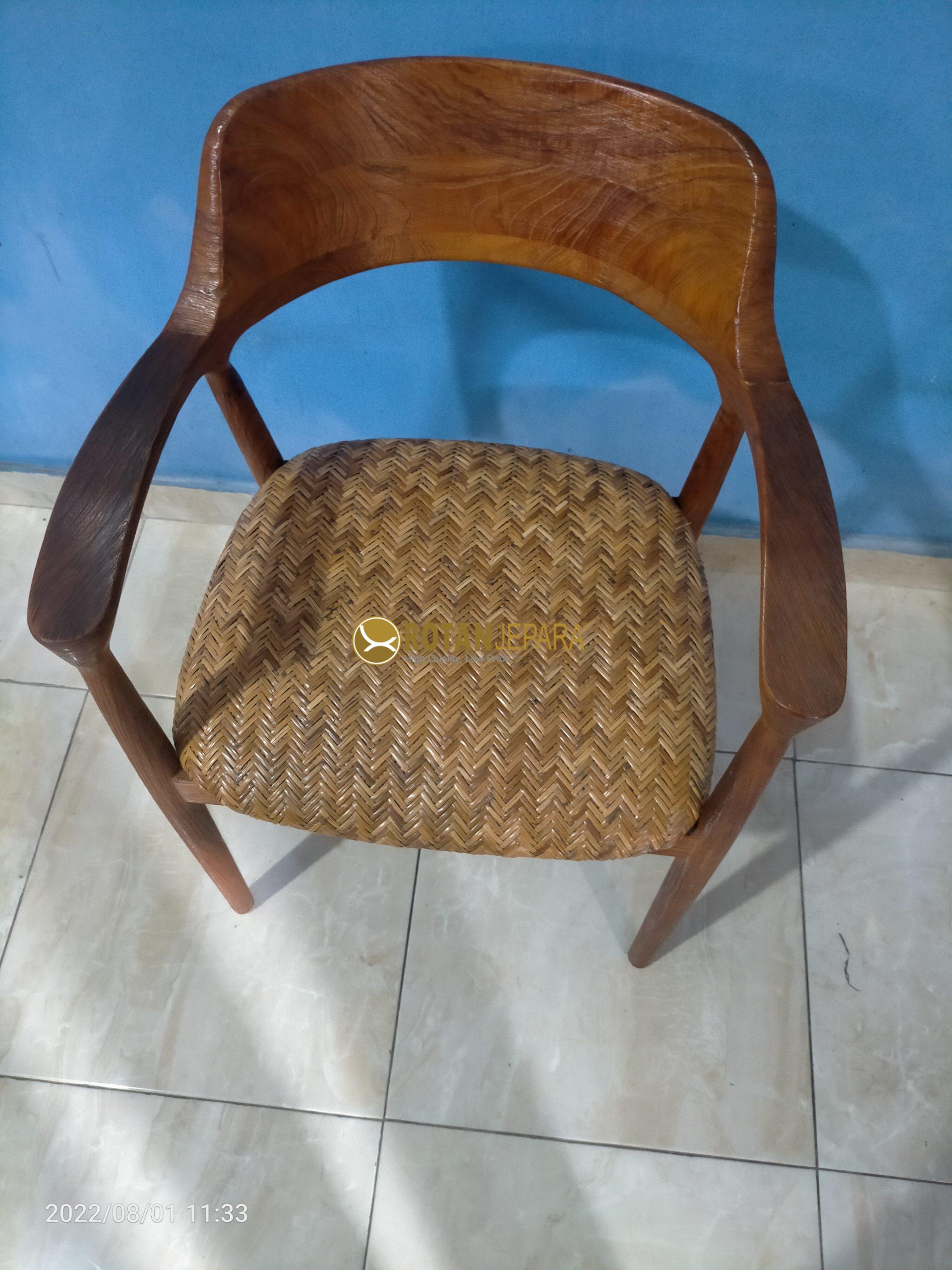 Kursi Anyaman Rotan & Kayu Jati – Elegan, Tahan Lama, dan Nyaman Kursi Anyaman Rotan & Kayu Jati – Elegan, Tahan Lama, dan Nyaman
