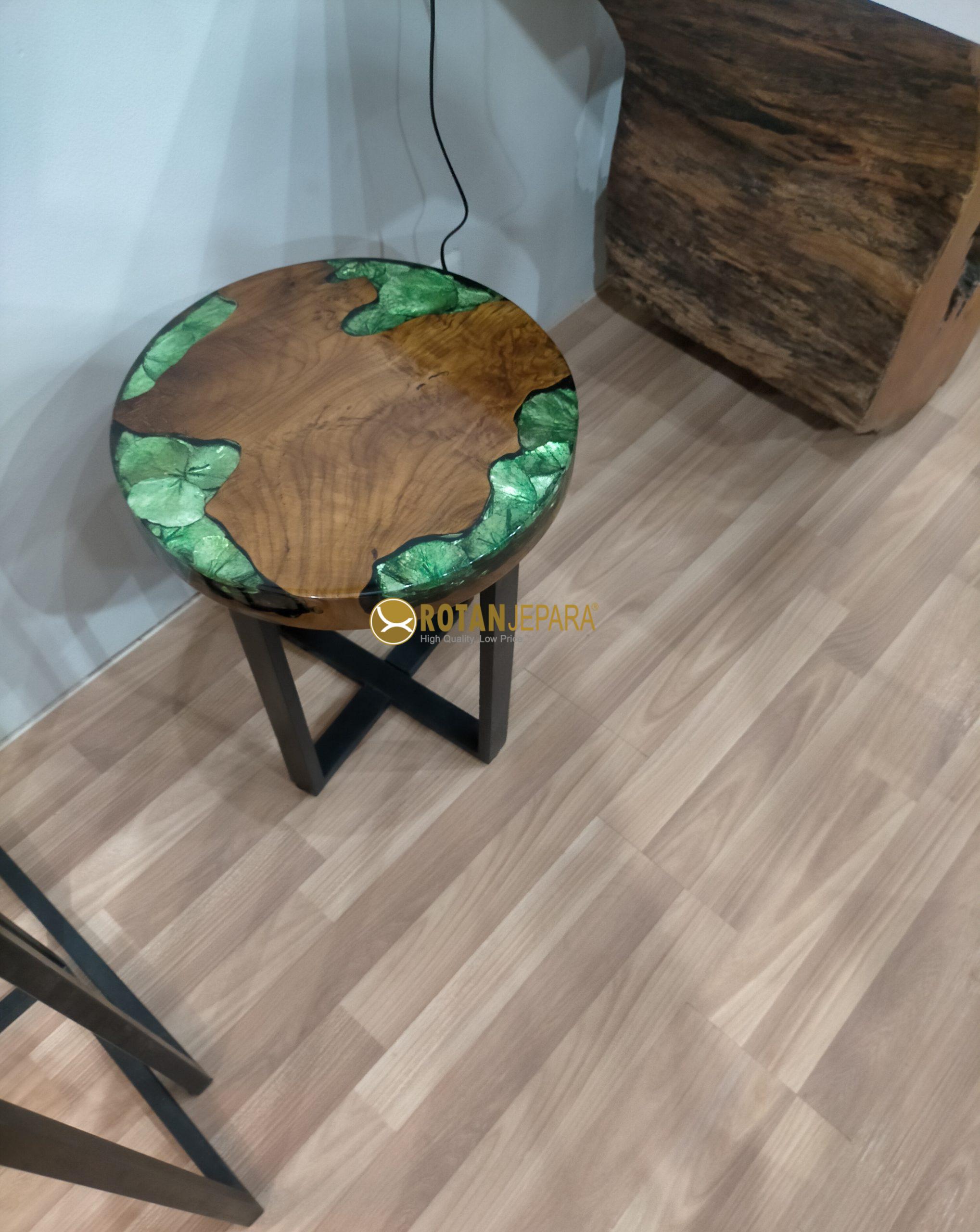 Stool Trembesi Resin Hijau – Unik, Kokoh, dan Artistik Stool Trembesi Resin Hijau – Unik, Kokoh, dan Artistik