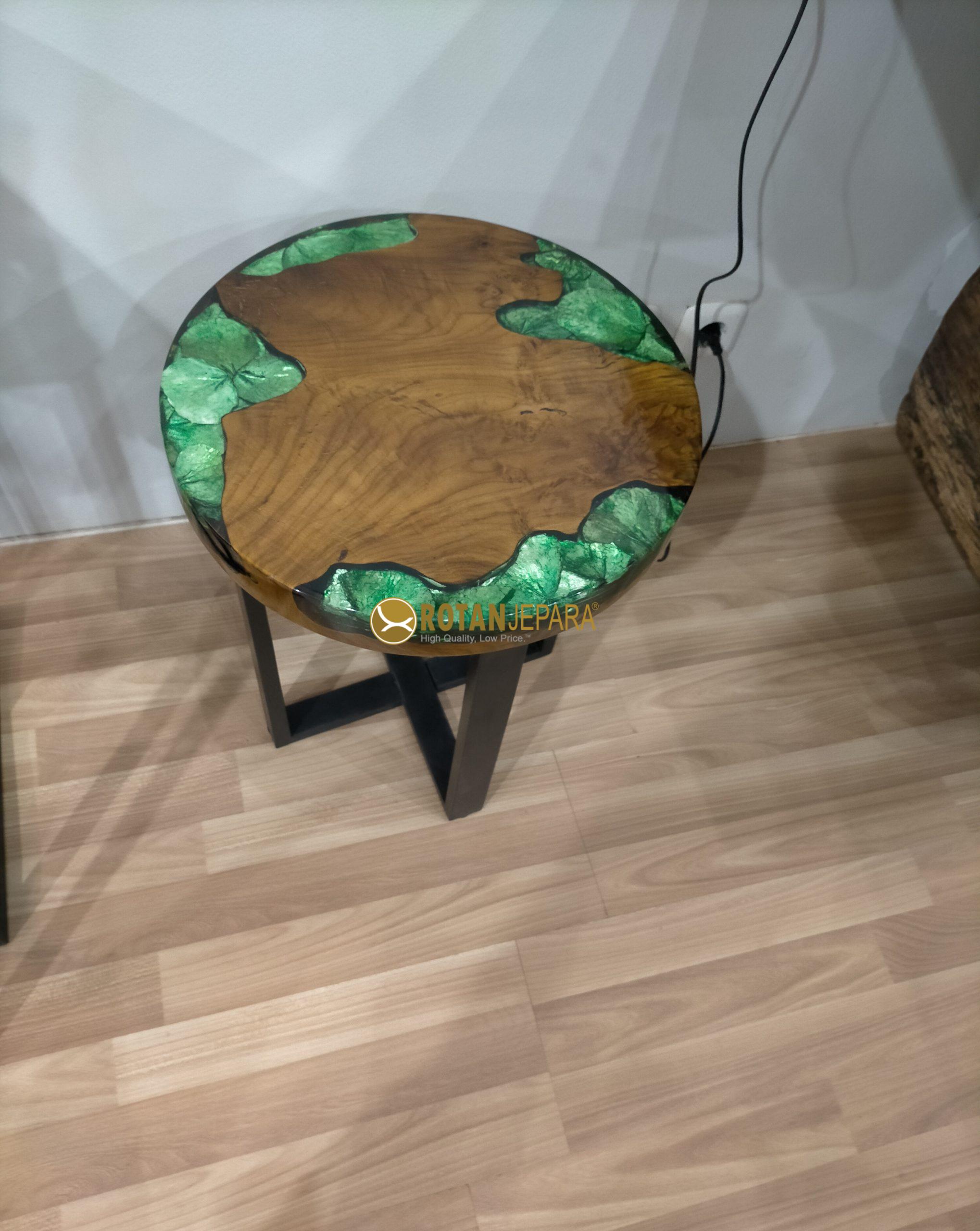 Stool Trembesi Resin Hijau – Unik, Kokoh, dan Artistik Stool Trembesi Resin Hijau – Unik, Kokoh, dan Artistik