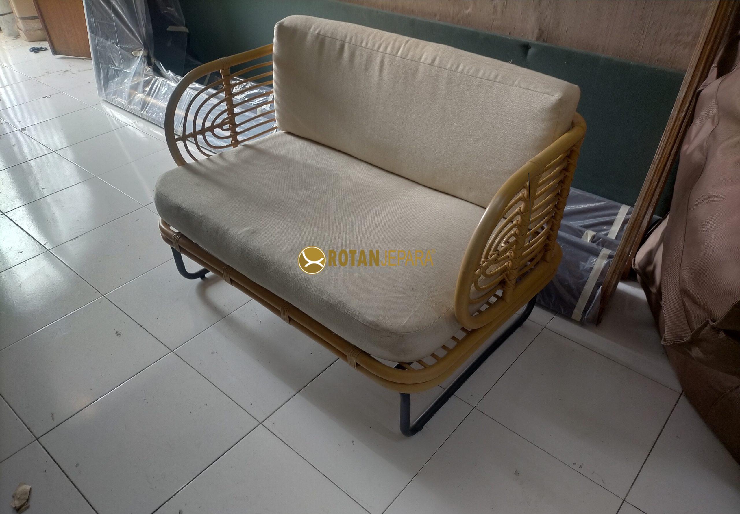 Sofa Rotan 2 Dudukan Minimalis – Elegan, Nyaman, dan Tahan Lama Sofa Rotan 2 Dudukan Minimalis – Elegan, Nyaman, dan Tahan Lama