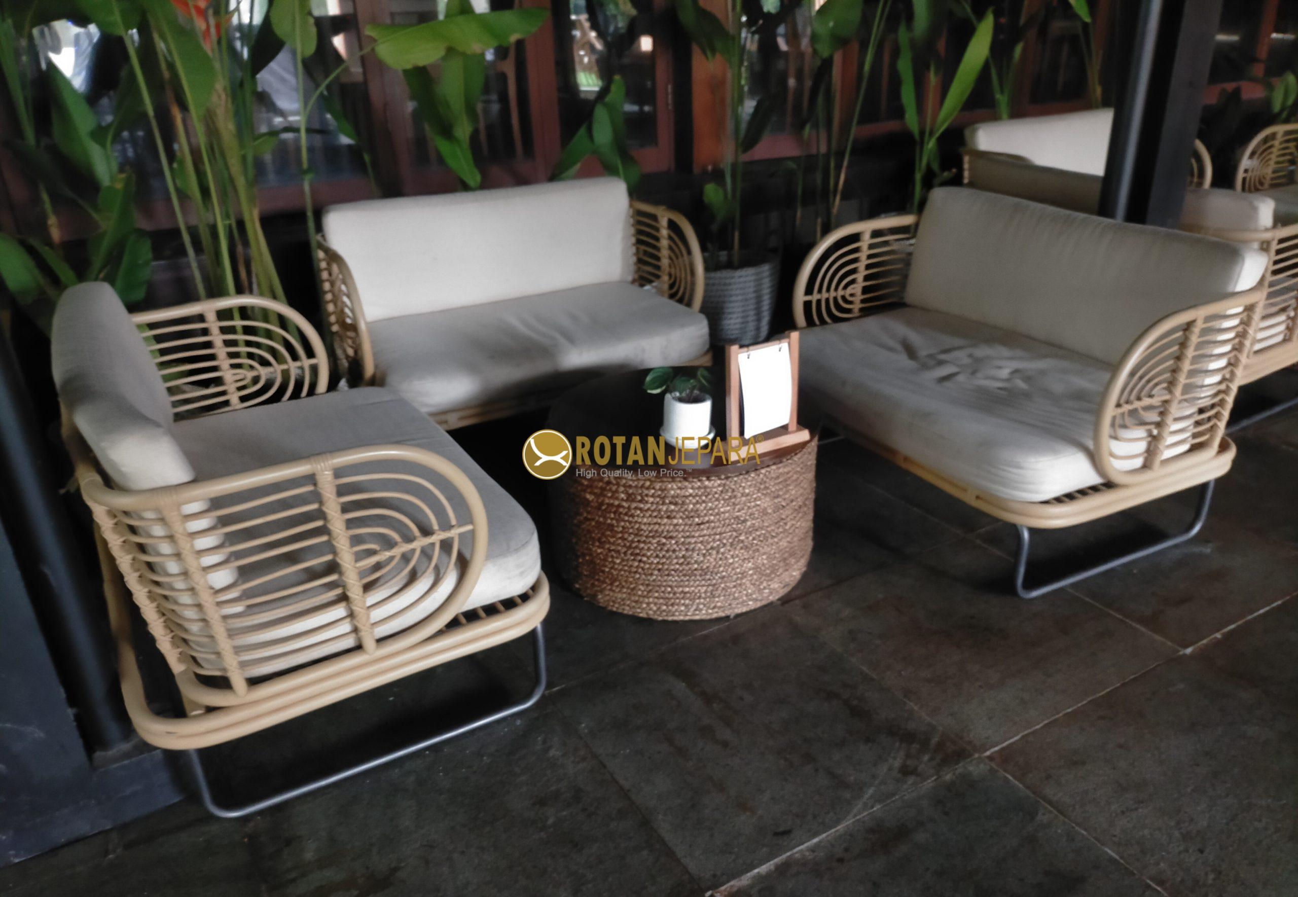 Sofa Rotan 2 Dudukan Minimalis – Elegan, Nyaman, dan Tahan Lama Sofa Rotan 2 Dudukan Minimalis – Elegan, Nyaman, dan Tahan Lama