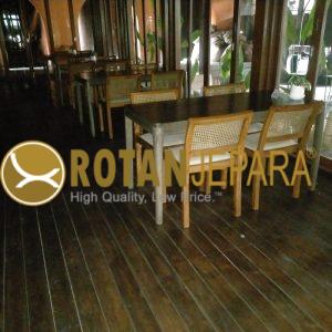 Meja Makan Kayu Jati Minimalis dengan Kursi Rotan Anyam Modern