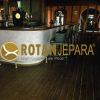 Kursi Bar Kayu & Kulit Sintetis – Stylish, Nyaman, dan Kokoh
