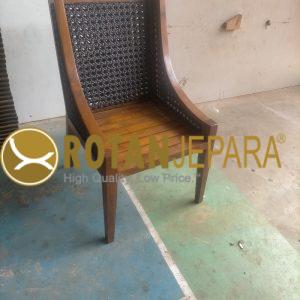 Siap, saya akan buatkan versi yang mirip formatnya dengan contoh Anda, tapi kalimat dan susunannya diubah agar tetap unik. Kursi Kayu Jati Anyaman Rotan Sintetis – Klasik, Kokoh, dan Nyaman Hadirkan nuansa alami dan kemewahan sekaligus dengan Kursi Kayu Jati Anyaman Rotan Sintetis. Terbuat dari kayu jati solid pilihan yang terkenal akan kekuatan dan ketahanannya, dipadukan dengan anyaman rotan sintetis premium yang elegan, kursi ini memberikan kenyamanan optimal sekaligus daya tarik visual yang memikat. Desainnya cocok untuk hunian, ruang komersial, hingga area semi-outdoor yang mengedepankan estetika dan kualitas. 1. Hotel & Resort Premium Hotel bintang 3–5 dengan konsep tropical, rustic, atau natural modern Resort & villa eksklusif di destinasi wisata Boutique hotel yang memadukan kenyamanan dan keindahan desain 2. Restoran, Lounge & Kafe Restoran fine dining dengan atmosfer elegan Kafe berdesain minimalis atau vintage yang fotogenik Lounge dan area santai semi-outdoor yang nyaman 3. Villa & Hunian Pribadi Ruang makan bergaya rustic atau modern natural Teras semi-outdoor untuk bersantai bersama keluarga Hunian yang mengutamakan furnitur berkualitas tinggi 4. Proyek Interior & Eksterior Furnitur untuk proyek desain restoran & kafe Perabot komersial hotel dan resort Dekorasi ruang tamu, ruang santai, dan teras elegan