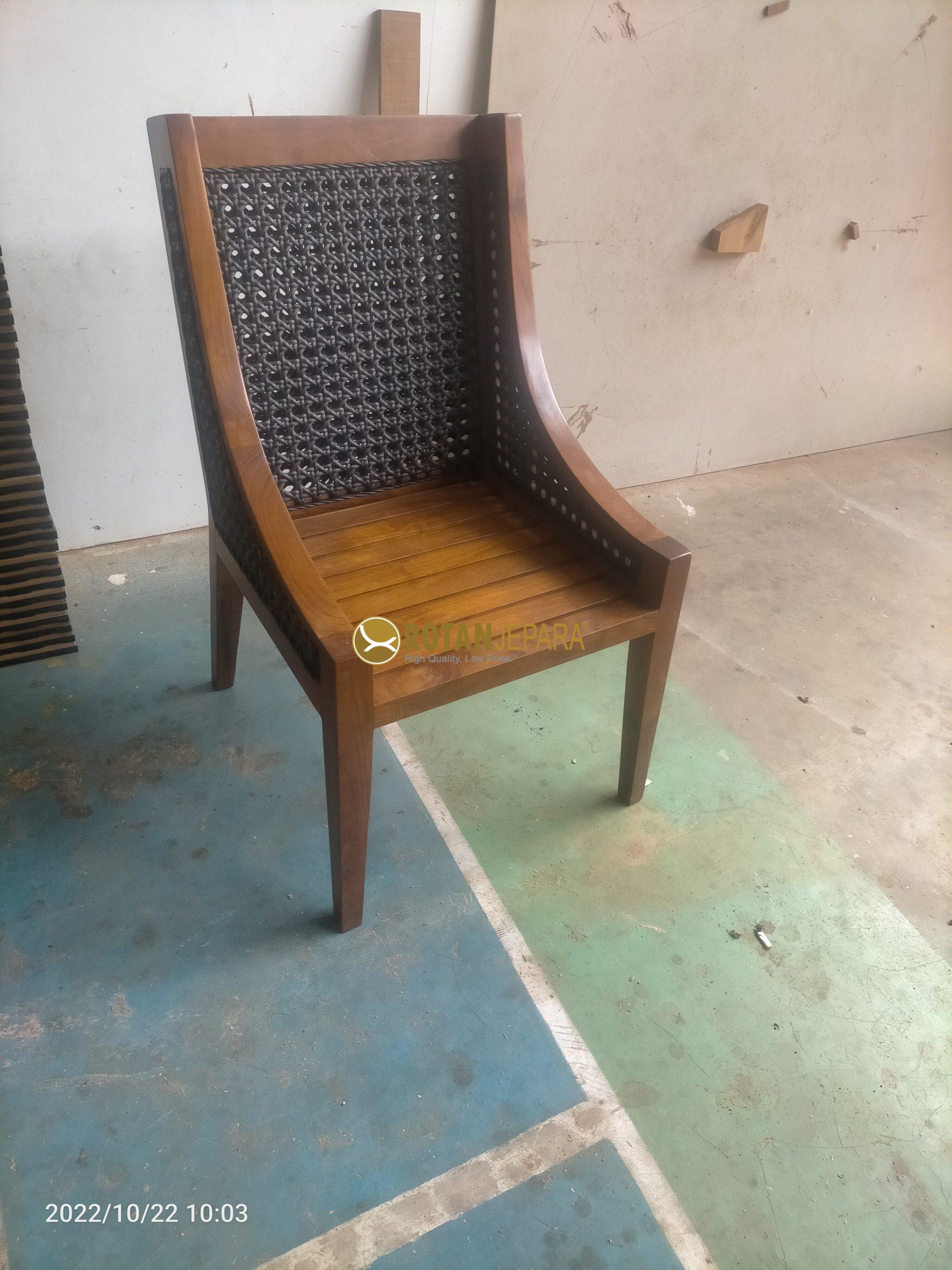 Kursi Kayu Jati Anyaman Rotan Sintetis – Klasik, Kokoh, dan Nyaman Siap, saya akan buatkan versi yang mirip formatnya dengan contoh Anda, tapi kalimat dan susunannya diubah agar tetap unik. Kursi Kayu Jati Anyaman Rotan Sintetis – Klasik, Kokoh, dan Nyaman Hadirkan nuansa alami dan kemewahan sekaligus dengan Kursi Kayu Jati Anyaman Rotan Sintetis. Terbuat dari kayu jati solid pilihan yang terkenal akan kekuatan dan ketahanannya, dipadukan dengan anyaman rotan sintetis premium yang elegan, kursi ini memberikan kenyamanan optimal sekaligus daya tarik visual yang memikat. Desainnya cocok untuk hunian, ruang komersial, hingga area semi-outdoor yang mengedepankan estetika dan kualitas. 1. Hotel & Resort Premium Hotel bintang 3–5 dengan konsep tropical, rustic, atau natural modern Resort & villa eksklusif di destinasi wisata Boutique hotel yang memadukan kenyamanan dan keindahan desain 2. Restoran, Lounge & Kafe Restoran fine dining dengan atmosfer elegan Kafe berdesain minimalis atau vintage yang fotogenik Lounge dan area santai semi-outdoor yang nyaman 3. Villa & Hunian Pribadi Ruang makan bergaya rustic atau modern natural Teras semi-outdoor untuk bersantai bersama keluarga Hunian yang mengutamakan furnitur berkualitas tinggi 4. Proyek Interior & Eksterior Furnitur untuk proyek desain restoran & kafe Perabot komersial hotel dan resort Dekorasi ruang tamu, ruang santai, dan teras elegan