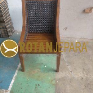 Siap, saya akan buatkan versi yang mirip formatnya dengan contoh Anda, tapi kalimat dan susunannya diubah agar tetap unik. Kursi Kayu Jati Anyaman Rotan Sintetis – Klasik, Kokoh, dan Nyaman Hadirkan nuansa alami dan kemewahan sekaligus dengan Kursi Kayu Jati Anyaman Rotan Sintetis. Terbuat dari kayu jati solid pilihan yang terkenal akan kekuatan dan ketahanannya, dipadukan dengan anyaman rotan sintetis premium yang elegan, kursi ini memberikan kenyamanan optimal sekaligus daya tarik visual yang memikat. Desainnya cocok untuk hunian, ruang komersial, hingga area semi-outdoor yang mengedepankan estetika dan kualitas. 1. Hotel & Resort Premium Hotel bintang 3–5 dengan konsep tropical, rustic, atau natural modern Resort & villa eksklusif di destinasi wisata Boutique hotel yang memadukan kenyamanan dan keindahan desain 2. Restoran, Lounge & Kafe Restoran fine dining dengan atmosfer elegan Kafe berdesain minimalis atau vintage yang fotogenik Lounge dan area santai semi-outdoor yang nyaman 3. Villa & Hunian Pribadi Ruang makan bergaya rustic atau modern natural Teras semi-outdoor untuk bersantai bersama keluarga Hunian yang mengutamakan furnitur berkualitas tinggi 4. Proyek Interior & Eksterior Furnitur untuk proyek desain restoran & kafe Perabot komersial hotel dan resort Dekorasi ruang tamu, ruang santai, dan teras elegan
