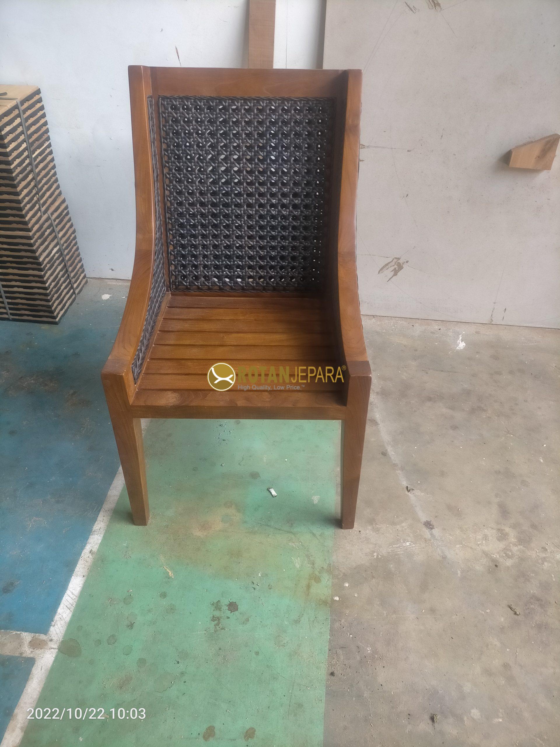 Siap, saya akan buatkan versi yang mirip formatnya dengan contoh Anda, tapi kalimat dan susunannya diubah agar tetap unik. Kursi Kayu Jati Anyaman Rotan Sintetis – Klasik, Kokoh, dan Nyaman Hadirkan nuansa alami dan kemewahan sekaligus dengan Kursi Kayu Jati Anyaman Rotan Sintetis. Terbuat dari kayu jati solid pilihan yang terkenal akan kekuatan dan ketahanannya, dipadukan dengan anyaman rotan sintetis premium yang elegan, kursi ini memberikan kenyamanan optimal sekaligus daya tarik visual yang memikat. Desainnya cocok untuk hunian, ruang komersial, hingga area semi-outdoor yang mengedepankan estetika dan kualitas. 1. Hotel & Resort Premium Hotel bintang 3–5 dengan konsep tropical, rustic, atau natural modern Resort & villa eksklusif di destinasi wisata Boutique hotel yang memadukan kenyamanan dan keindahan desain 2. Restoran, Lounge & Kafe Restoran fine dining dengan atmosfer elegan Kafe berdesain minimalis atau vintage yang fotogenik Lounge dan area santai semi-outdoor yang nyaman 3. Villa & Hunian Pribadi Ruang makan bergaya rustic atau modern natural Teras semi-outdoor untuk bersantai bersama keluarga Hunian yang mengutamakan furnitur berkualitas tinggi 4. Proyek Interior & Eksterior Furnitur untuk proyek desain restoran & kafe Perabot komersial hotel dan resort Dekorasi ruang tamu, ruang santai, dan teras elegan Siap, saya akan buatkan versi yang mirip formatnya dengan contoh Anda, tapi kalimat dan susunannya diubah agar tetap unik. Kursi Kayu Jati Anyaman Rotan Sintetis – Klasik, Kokoh, dan Nyaman Hadirkan nuansa alami dan kemewahan sekaligus dengan Kursi Kayu Jati Anyaman Rotan Sintetis. Terbuat dari kayu jati solid pilihan yang terkenal akan kekuatan dan ketahanannya, dipadukan dengan anyaman rotan sintetis premium yang elegan, kursi ini memberikan kenyamanan optimal sekaligus daya tarik visual yang memikat. Desainnya cocok untuk hunian, ruang komersial, hingga area semi-outdoor yang mengedepankan estetika dan kualitas. 1. Hotel & Resort Premium Hotel bintang 3–5 dengan konsep tropical, rustic, atau natural modern Resort & villa eksklusif di destinasi wisata Boutique hotel yang memadukan kenyamanan dan keindahan desain 2. Restoran, Lounge & Kafe Restoran fine dining dengan atmosfer elegan Kafe berdesain minimalis atau vintage yang fotogenik Lounge dan area santai semi-outdoor yang nyaman 3. Villa & Hunian Pribadi Ruang makan bergaya rustic atau modern natural Teras semi-outdoor untuk bersantai bersama keluarga Hunian yang mengutamakan furnitur berkualitas tinggi 4. Proyek Interior & Eksterior Furnitur untuk proyek desain restoran & kafe Perabot komersial hotel dan resort Dekorasi ruang tamu, ruang santai, dan teras elegan