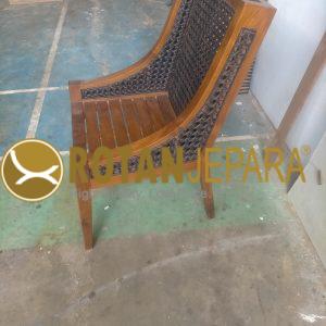 Kursi Kayu Jati Anyaman Rotan Sintetis – Klasik, Kokoh, dan Nyaman