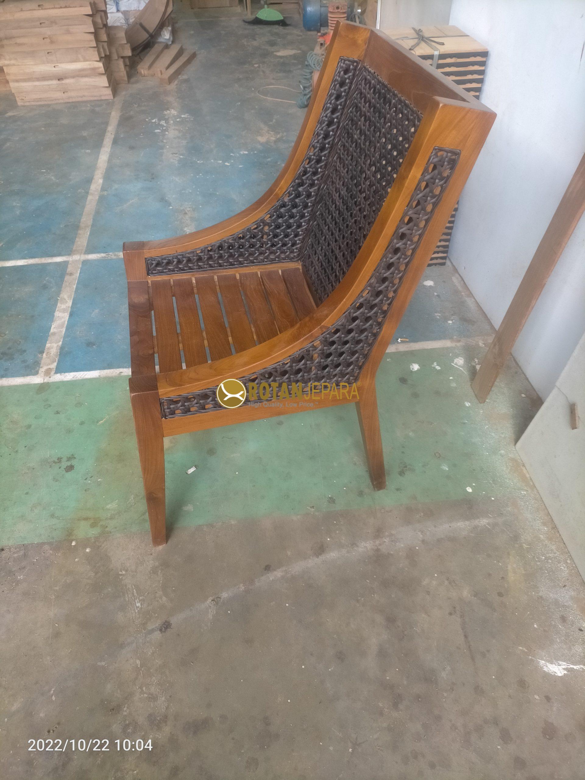 Kursi Kayu Jati Anyaman Rotan Sintetis – Klasik, Kokoh, dan Nyaman Kursi Kayu Jati Anyaman Rotan Sintetis – Klasik, Kokoh, dan Nyaman
