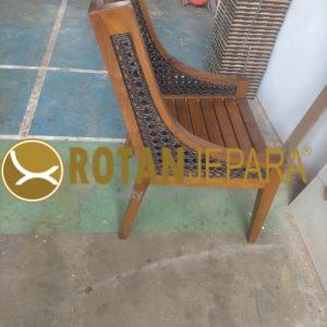 Kursi Kayu Jati Anyaman Rotan Sintetis – Klasik, Kokoh, dan Nyaman
