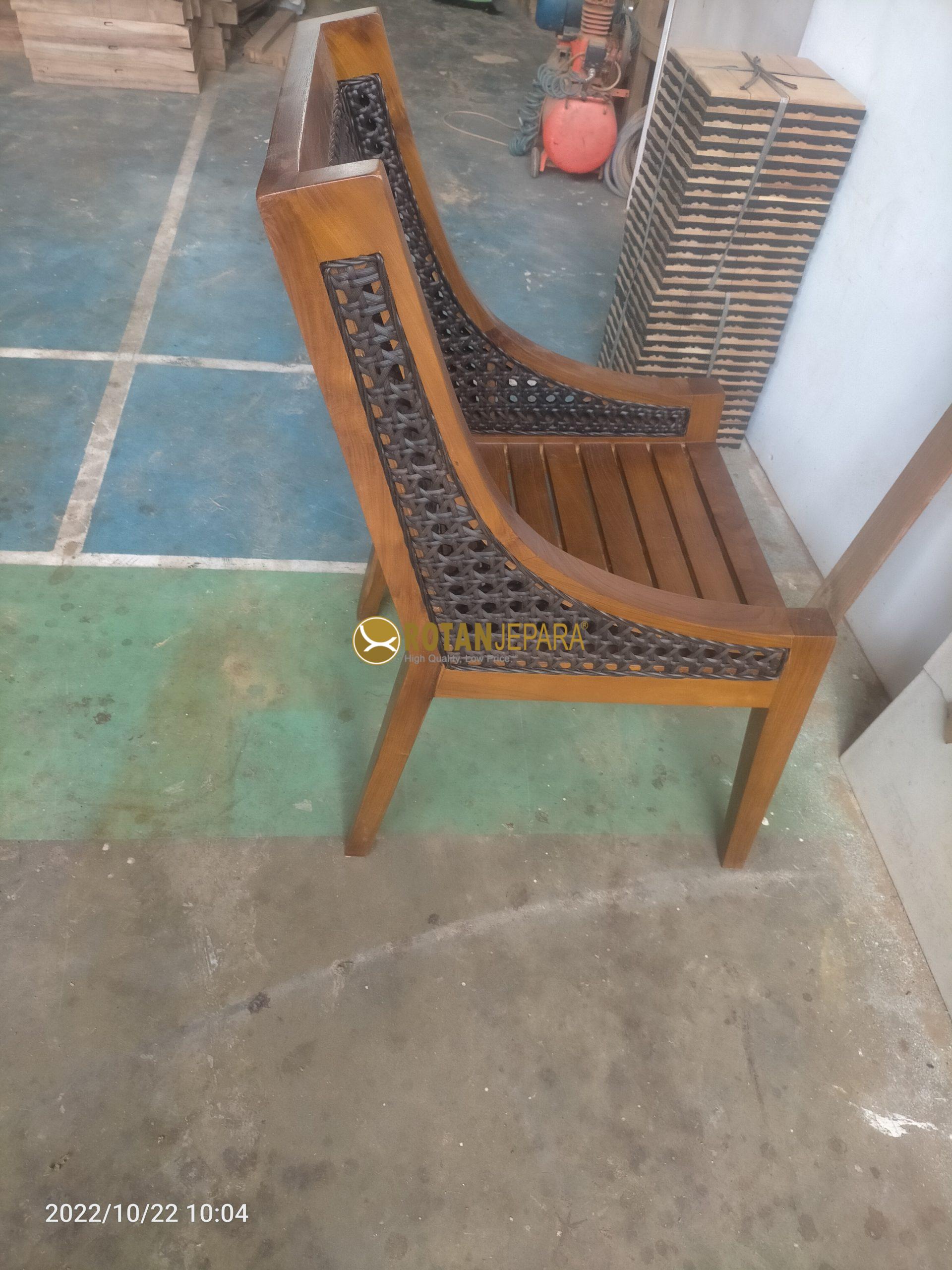 Kursi Kayu Jati Anyaman Rotan Sintetis – Klasik, Kokoh, dan Nyaman Kursi Kayu Jati Anyaman Rotan Sintetis – Klasik, Kokoh, dan Nyaman