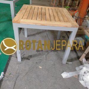 Meja Makan Kayu Jati & Rangka Besi – Minimalis, Kokoh, dan Tahan Lama