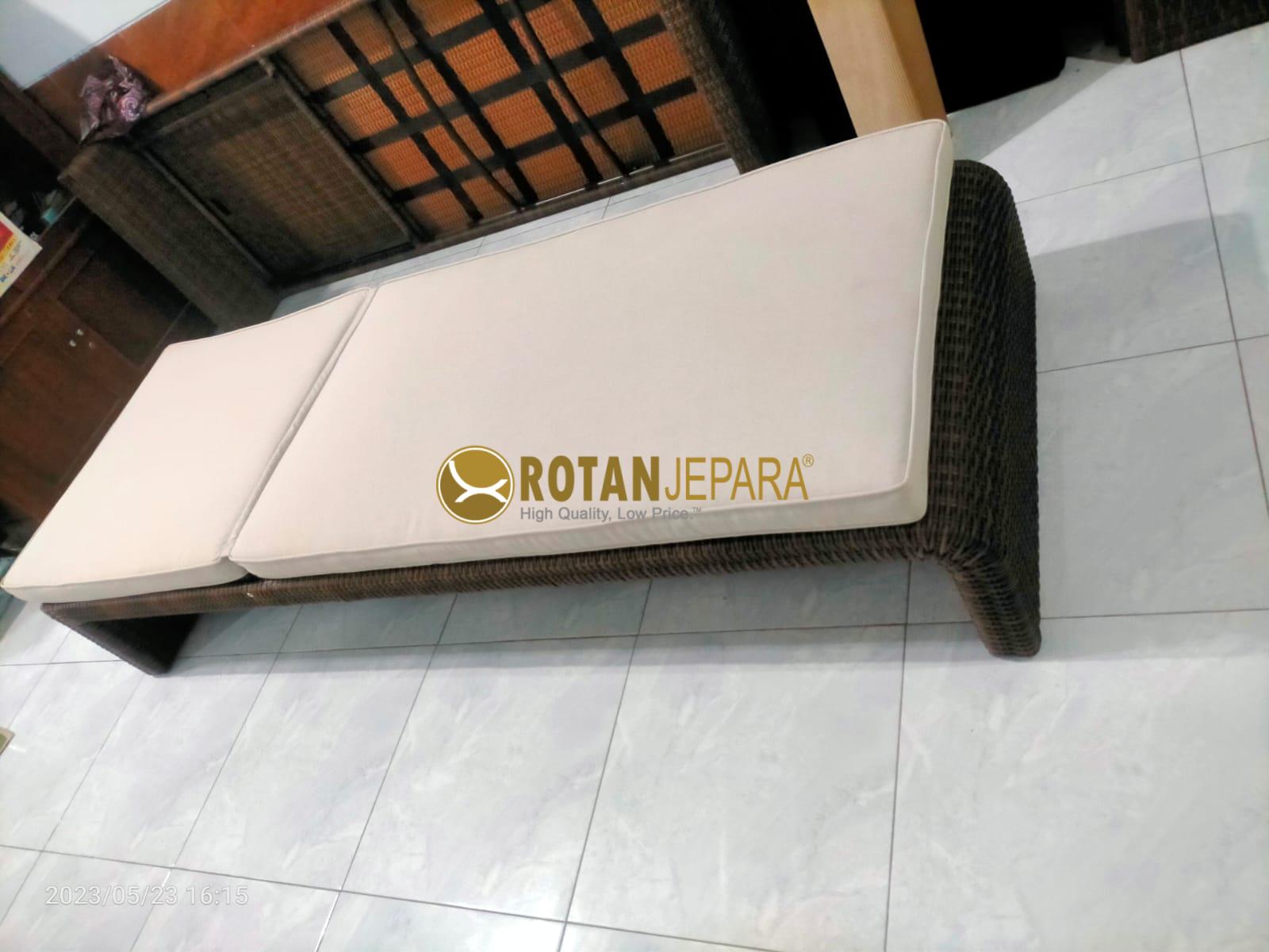 Daybed Rotan Sintetis Premium – Elegan, Nyaman, dan Tahan Cuaca Daybed Rotan Sintetis Premium – Elegan, Nyaman, dan Tahan Cuaca