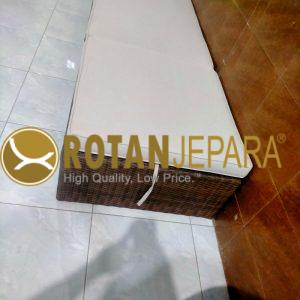 Daybed Rotan Sintetis Premium – Elegan, Nyaman, dan Tahan Cuaca